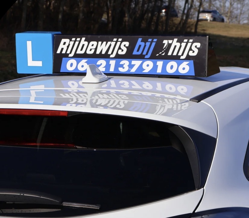 Daklicht van rijschool Rijbewijs bij Thijs op de lesauto