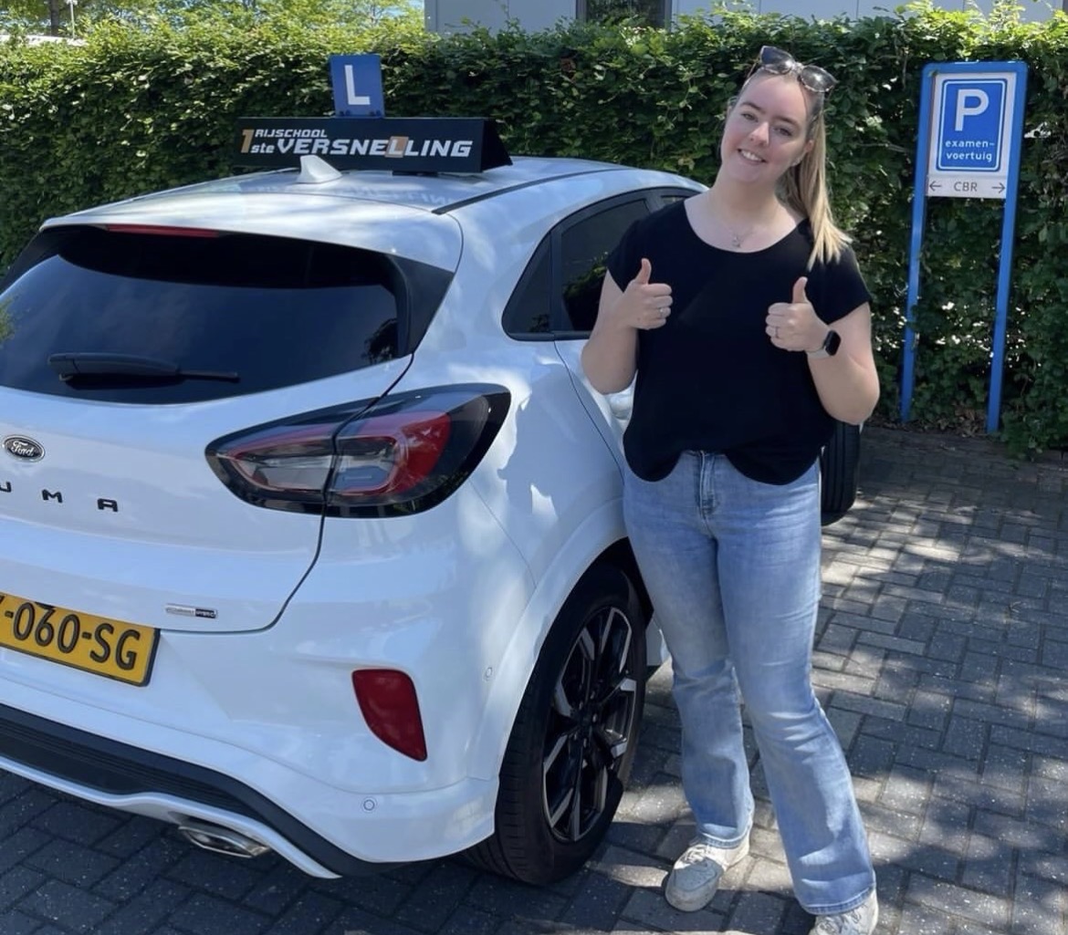 Geslaagde leerling met twee duimen omhoog bij het CBR